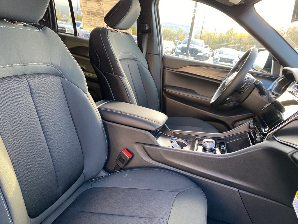 2025 Jeep Grand Cherokee GRAND CHEROKEE LAREDO X 4X4