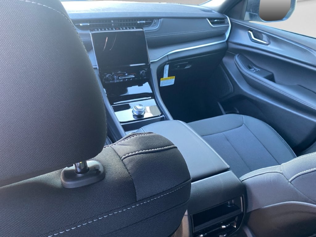 2027 Jeep Grand Cherokee Laredo