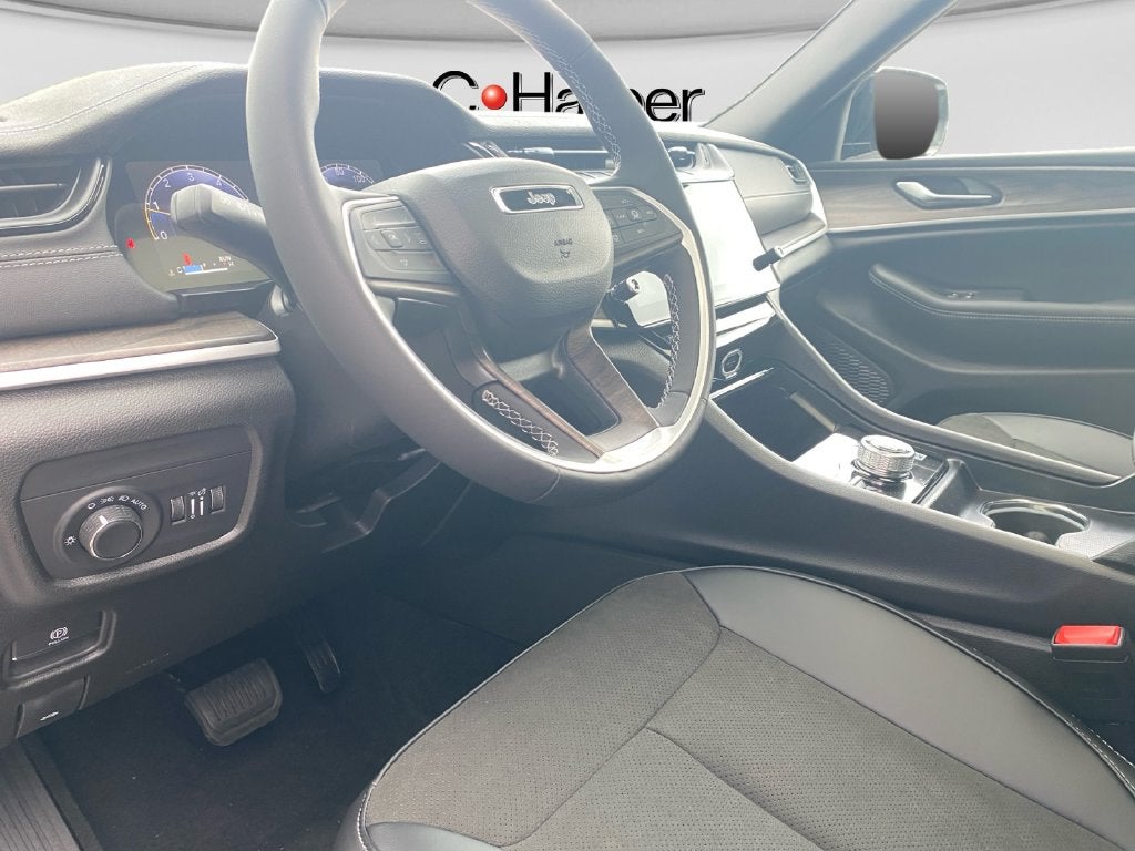 2027 Jeep Grand Cherokee Laredo Altitude