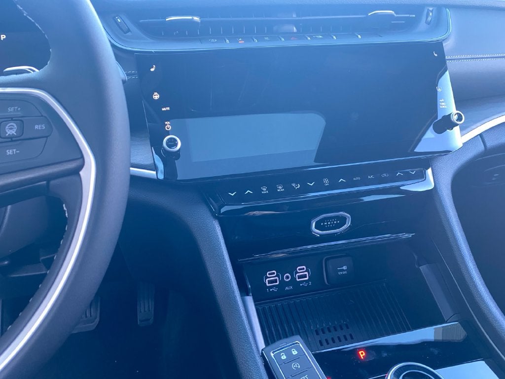 2027 Jeep Grand Cherokee Laredo Altitude