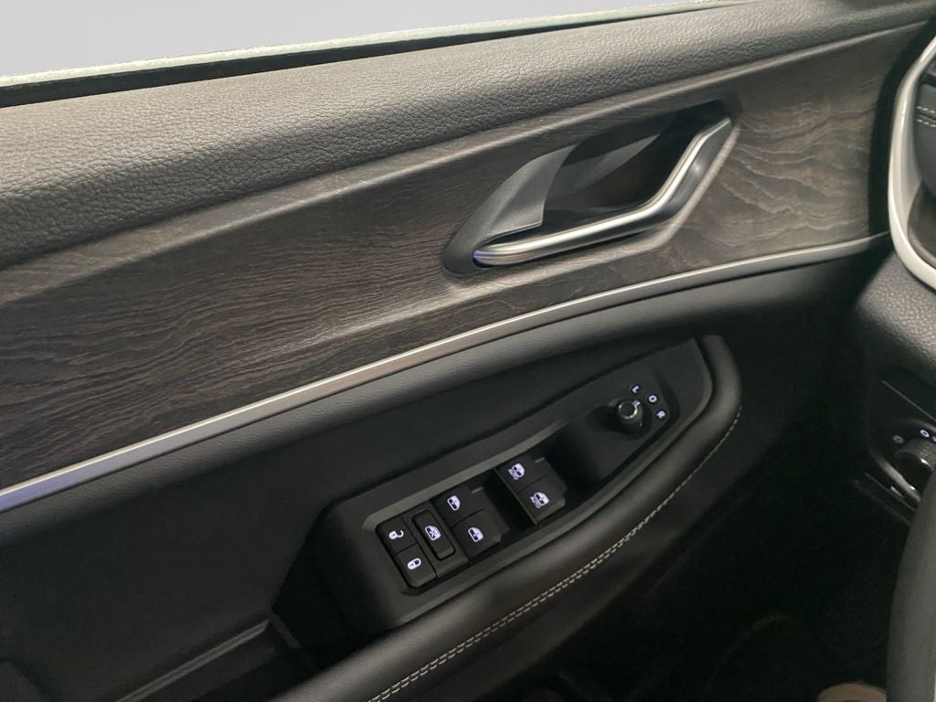 2027 Jeep Grand Cherokee L Laredo Altitude
