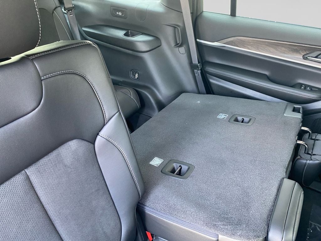 2027 Jeep Grand Cherokee L Laredo Altitude