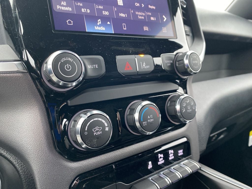 2026 RAM 1500 RAM 1500 EXPRESS CREW CAB 4X4 5'7' BOX