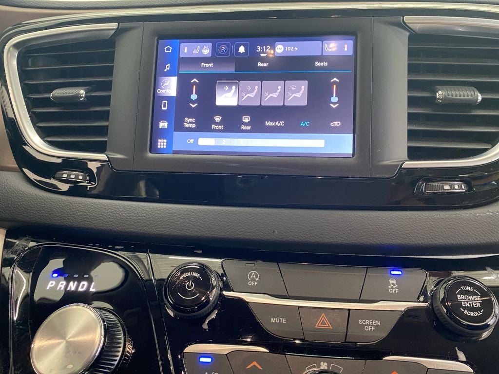 2023 Chrysler Voyager LX